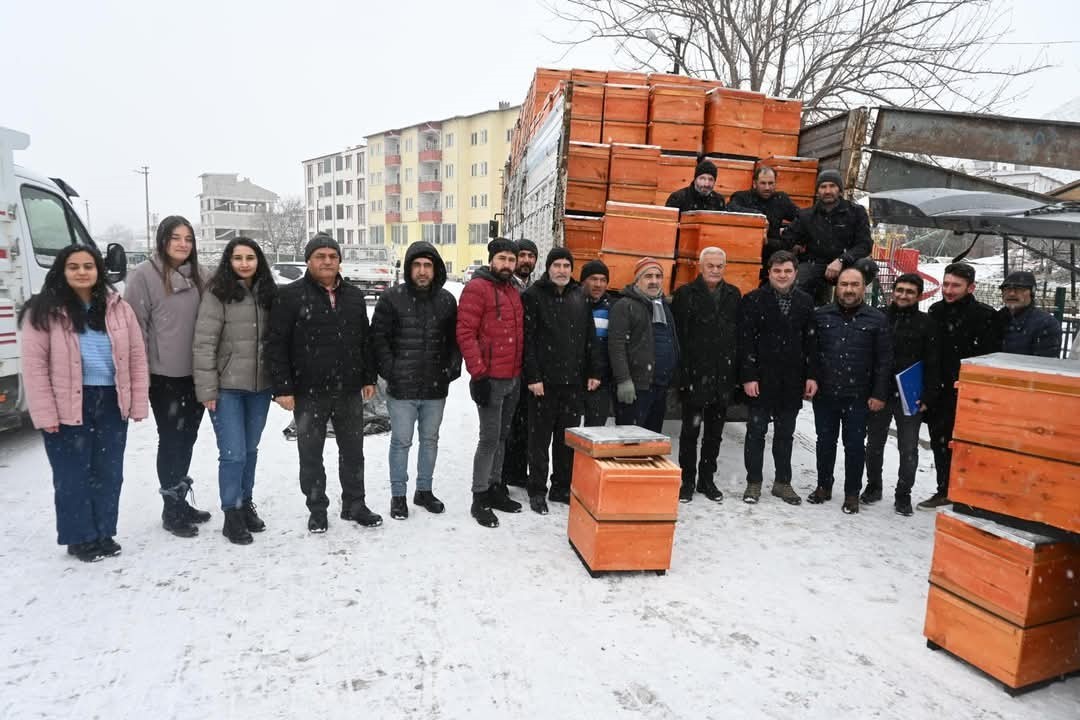 Gürün’de 14 üreticiye 20’şer kovan dağıtıldı