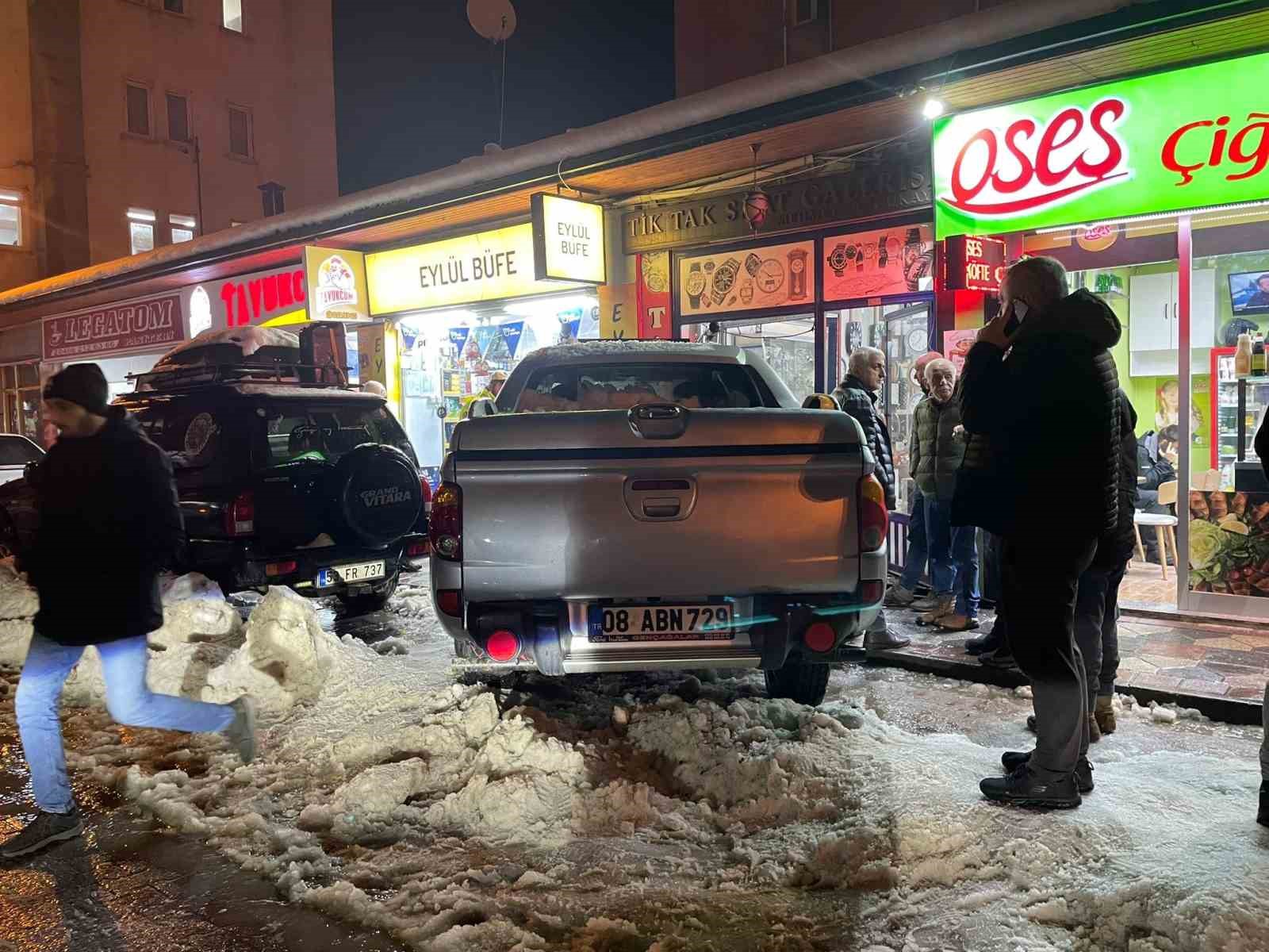 Artvin’de kontrolden çıkan kamyonet iş yerine girdi: 2 yaralı