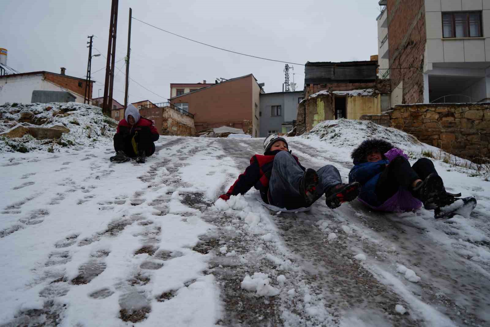 Bayburt’ta kar ve buzlanma düşmeye bağlı kırık vakalarını artırdı