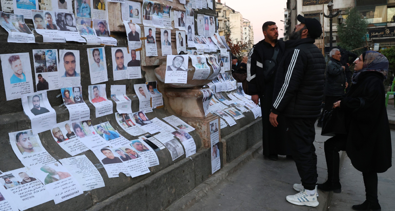 Suriyeliler, Merce Meydanı'na astıkları fotoğraflarla yakınlarını arıyor