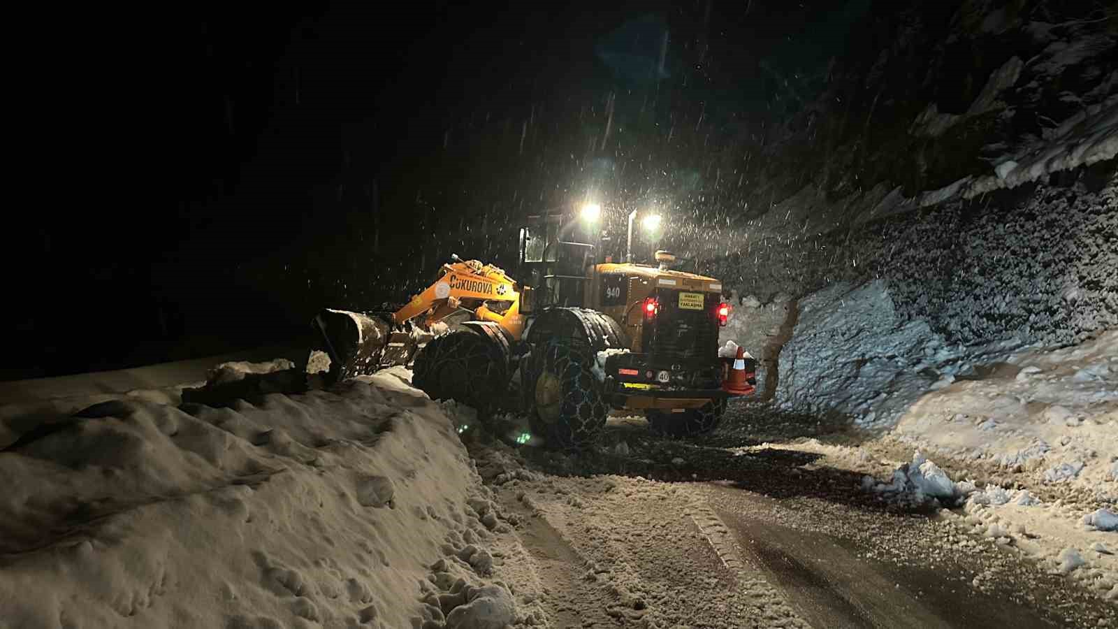 Ayder Yaylası yoluna çığ düştü, trafik 1 saat aksadı