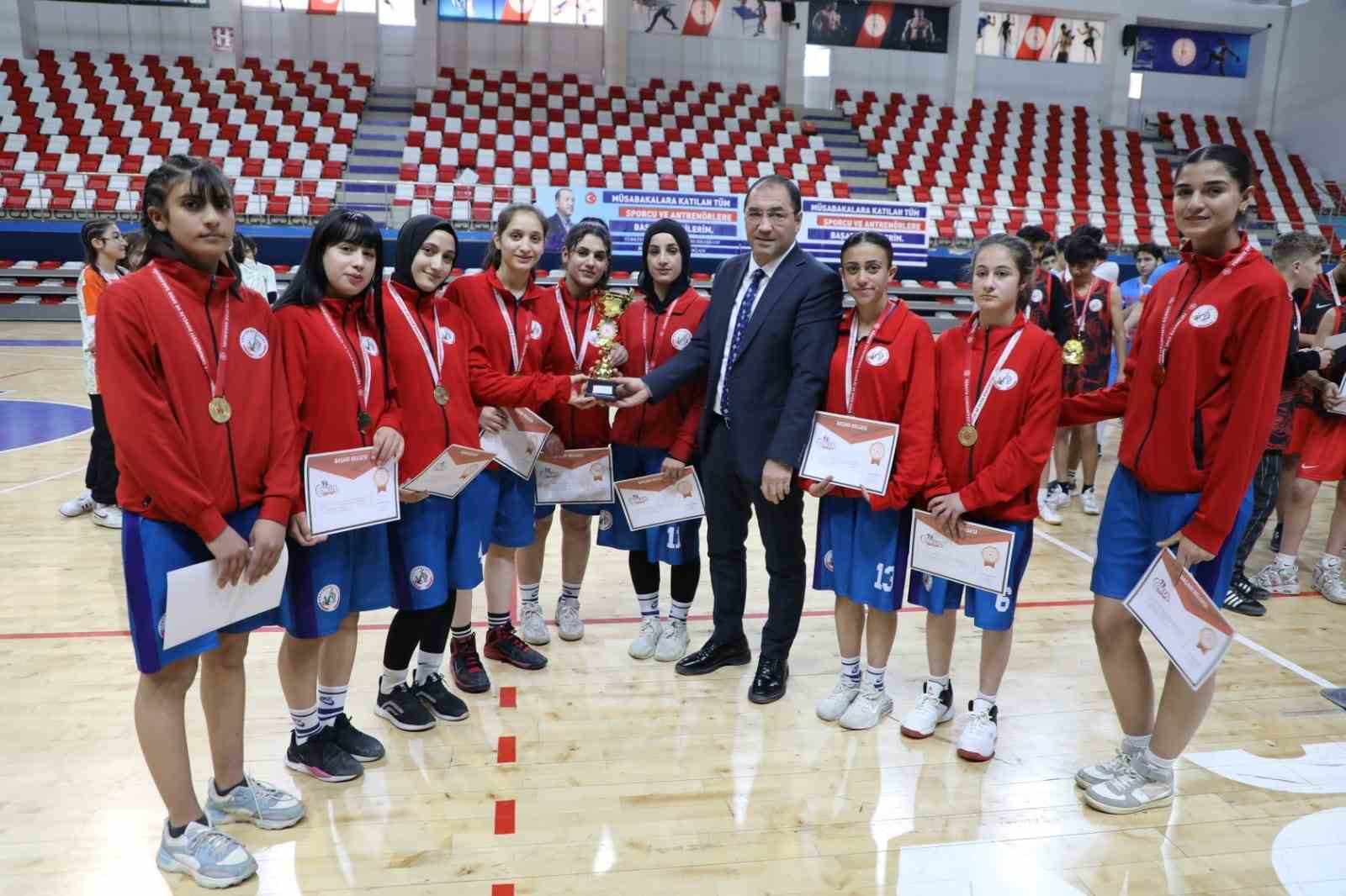 Ağrı’da gençler basketbol heyecanı sona erdi