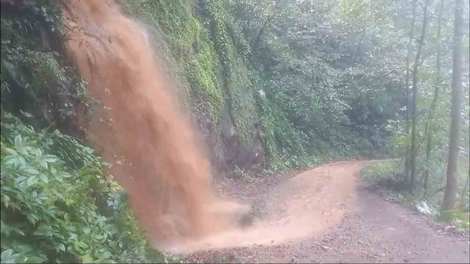 Rize’de heyelanda taş duvarın yıkıldığı anlar kamerada