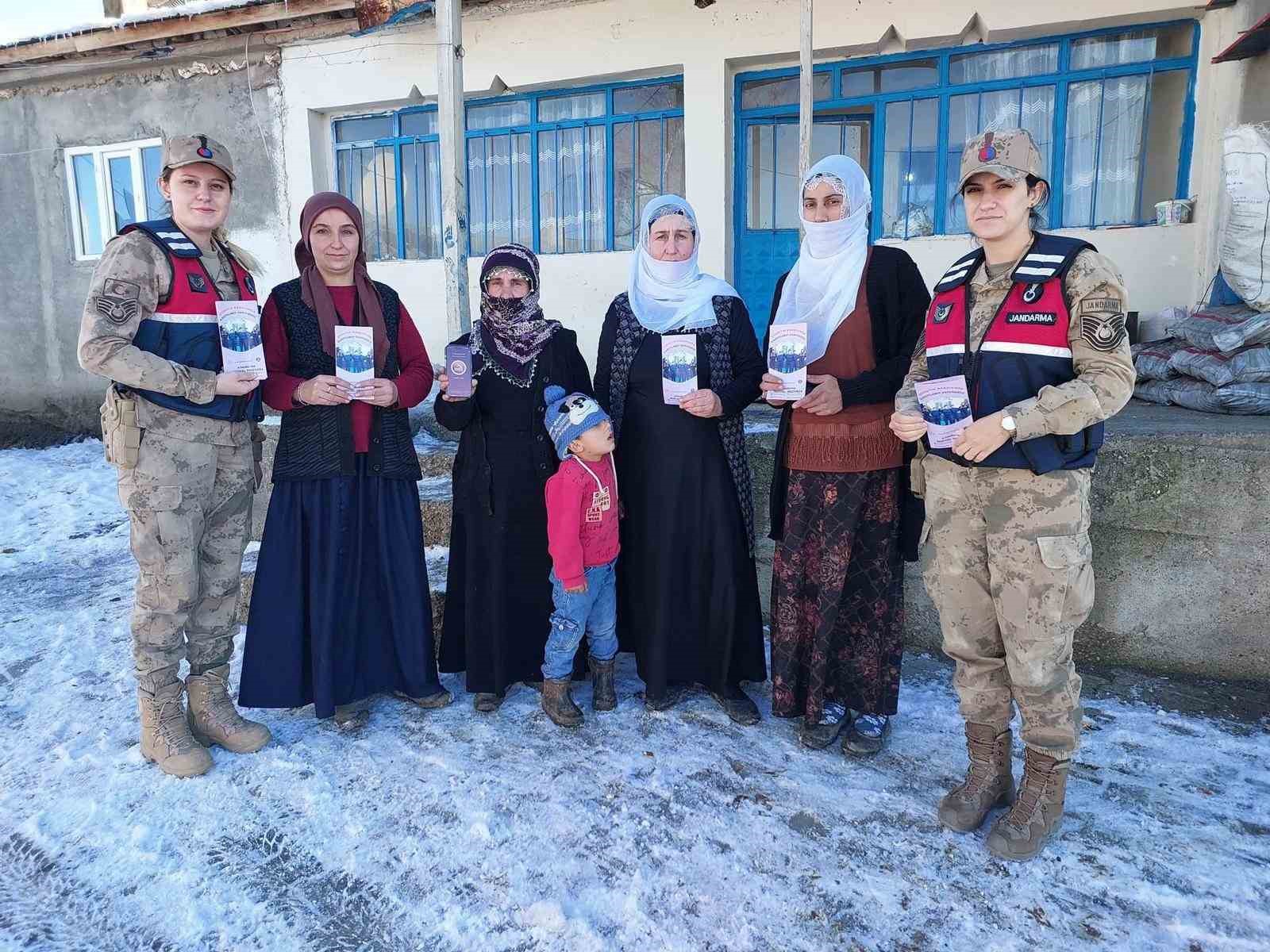 Muş’ta jandarmadan kadınlara güvenlik eğitimi: KADES tanıtıldı