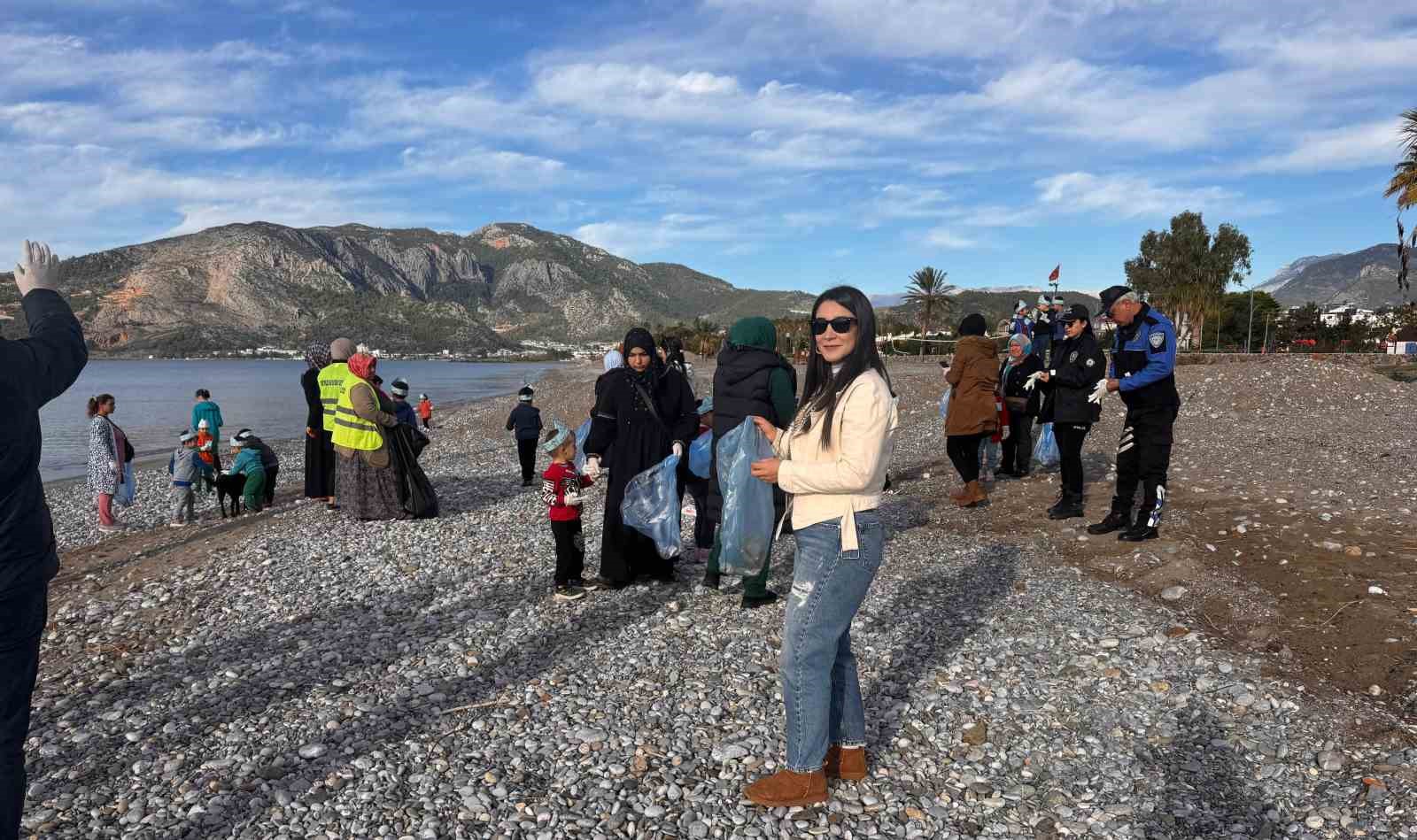 Bozyazı’da öğrenciler sahil temizliği yaptı