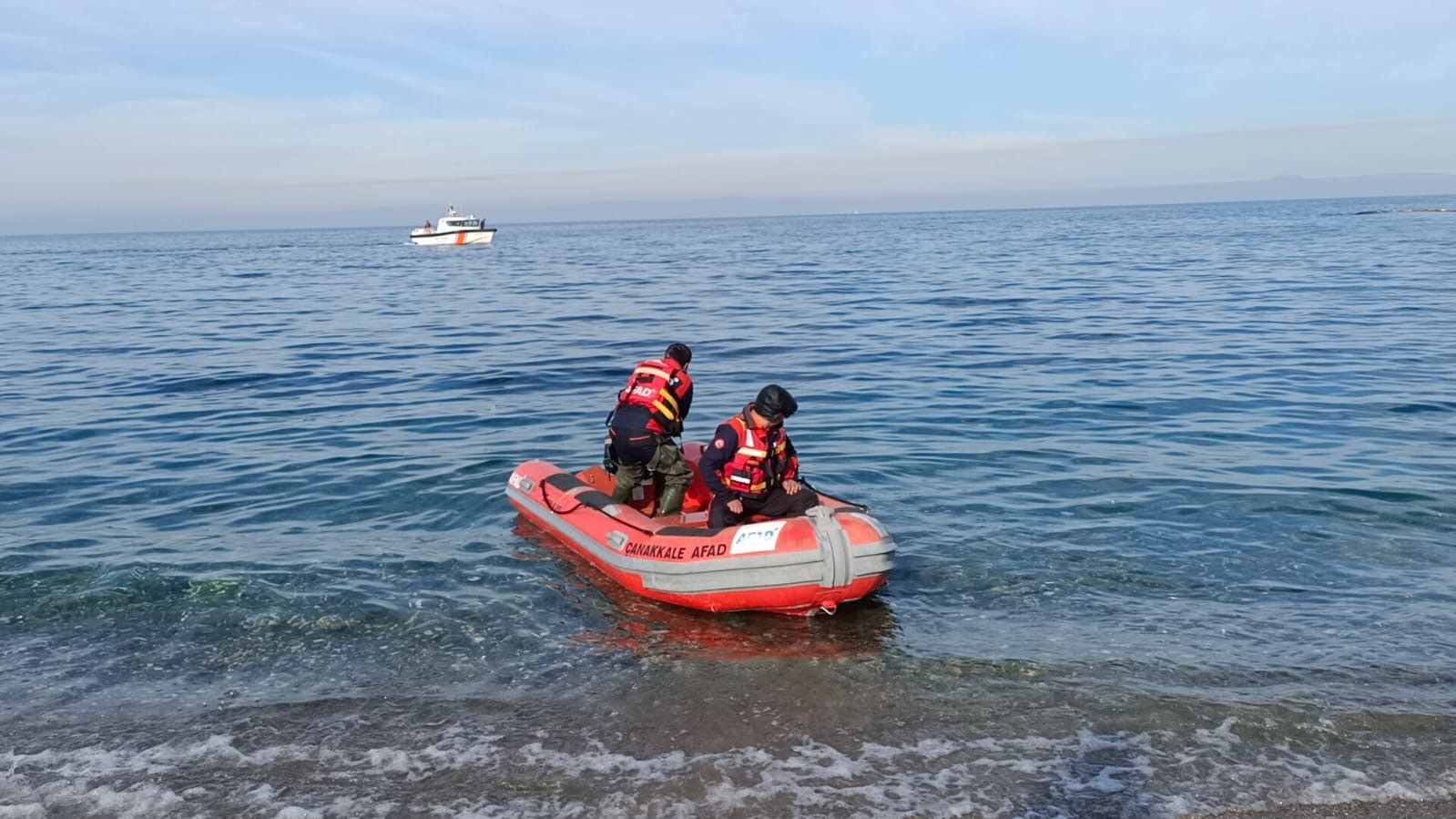 İstanbul’da denize düşen iki kardeş için Çanakkale Boğazı’nda arama çalışmaları sürüyor