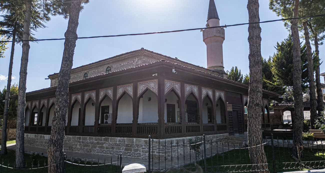 Çivi kullanılmadan inşa edilen 942 yıllık cami tarihe tanıklık ediyor