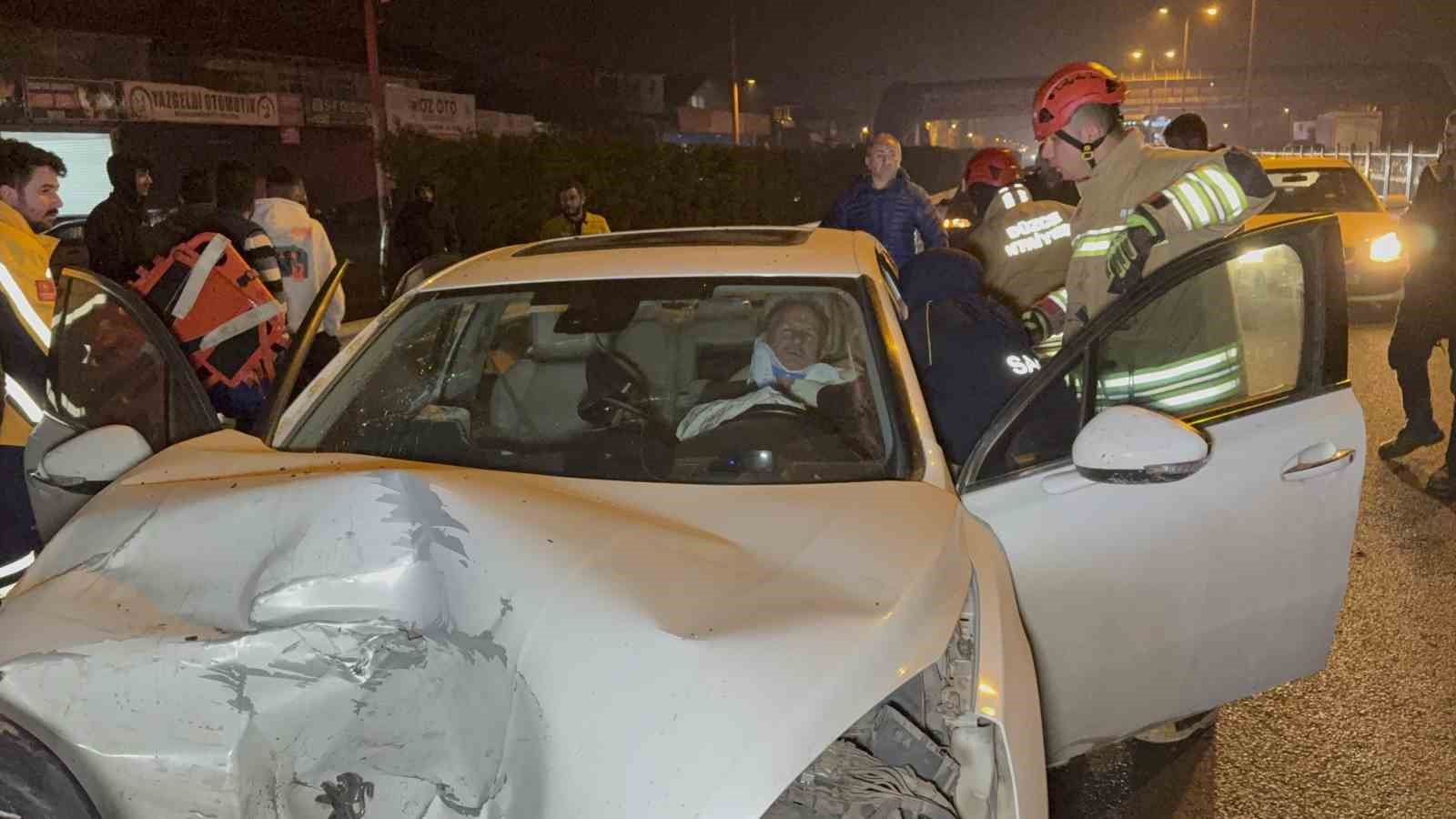 Araçta bayılan sürücü zincirleme kazaya neden oldu: 3 yaralı