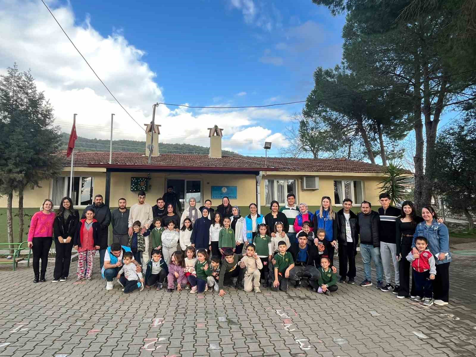 Gönüllü Üniversiteliler köy okullarında etkinlik düzenliyor