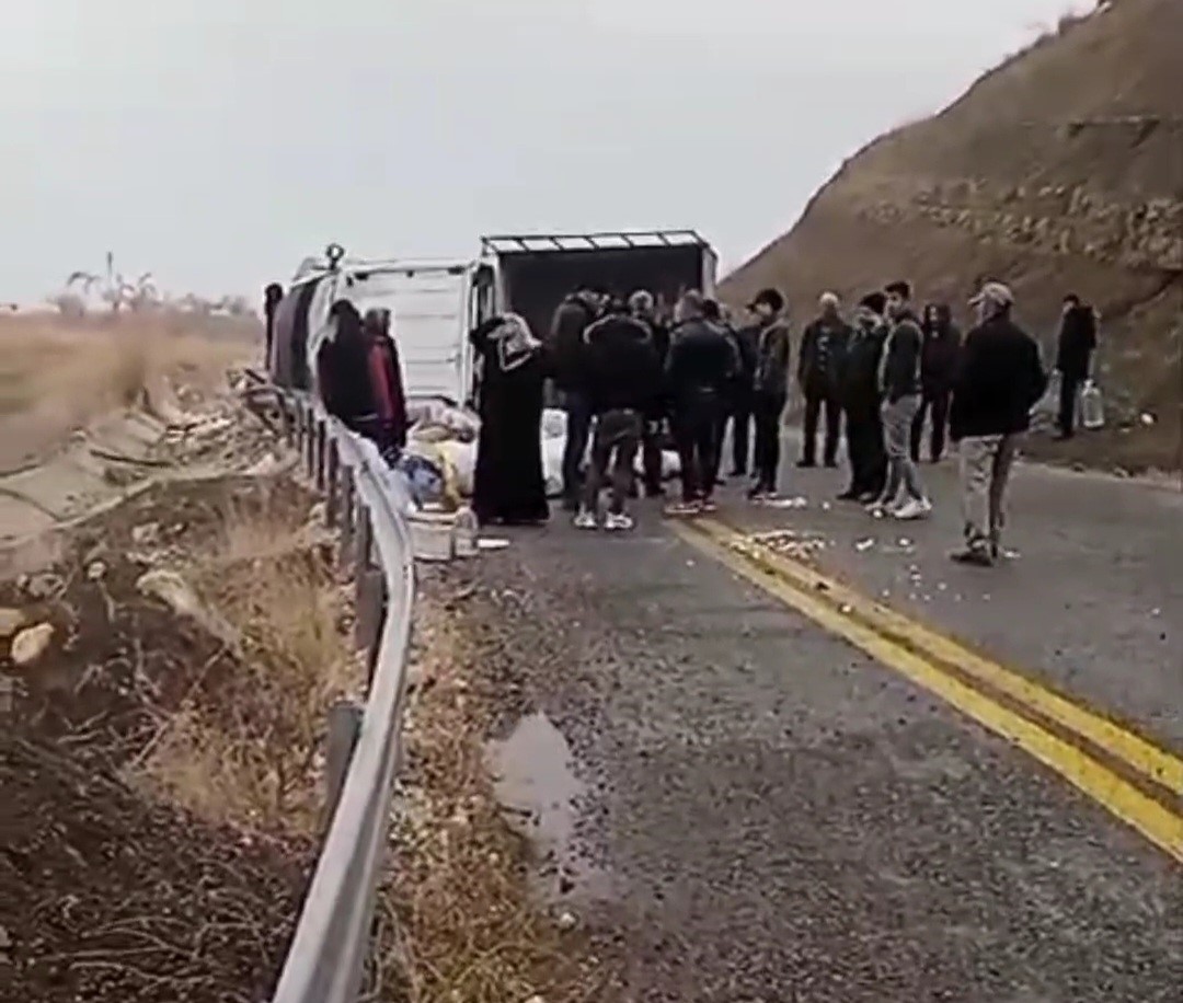 Siirt’te kontrolden çıkan araç devrildi