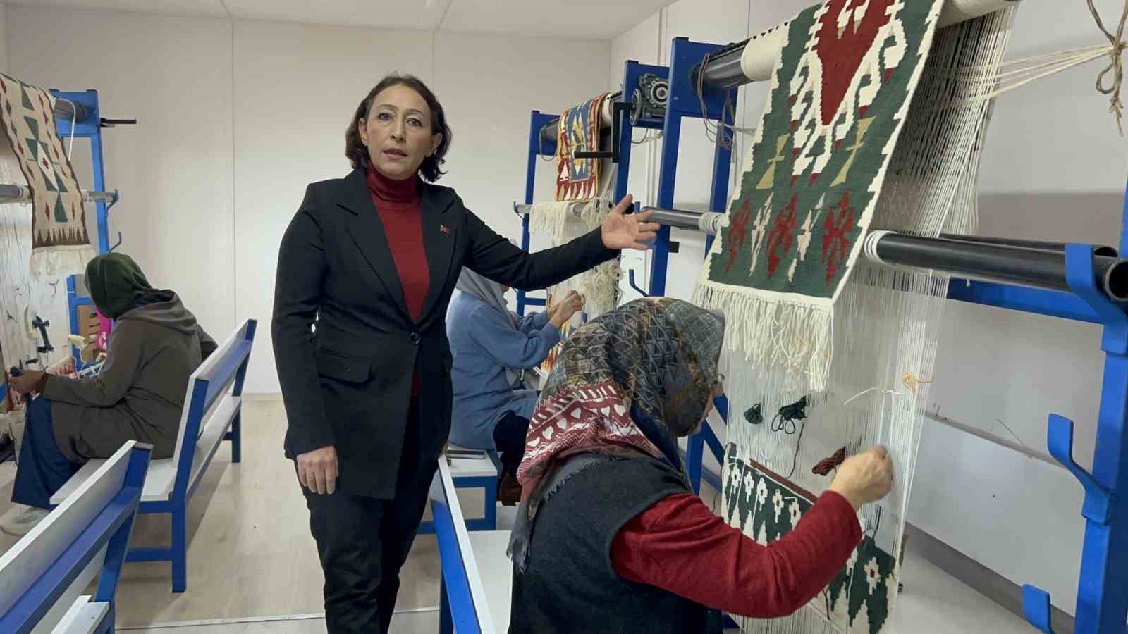 Depremzede kadınlar ilmik ilmik işledikleri Türk motifli halı ve kilimleri Japonya’ya satılıyor