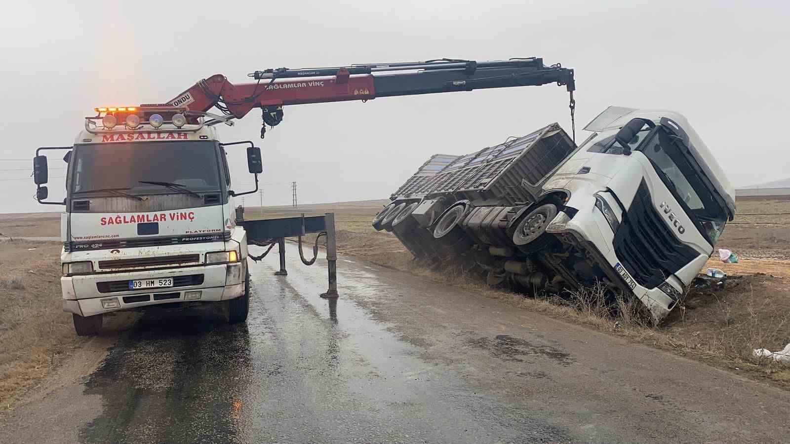 Mısır yüklü tırın devrildiği kazada büyük çapta madde hasar meydana geldi