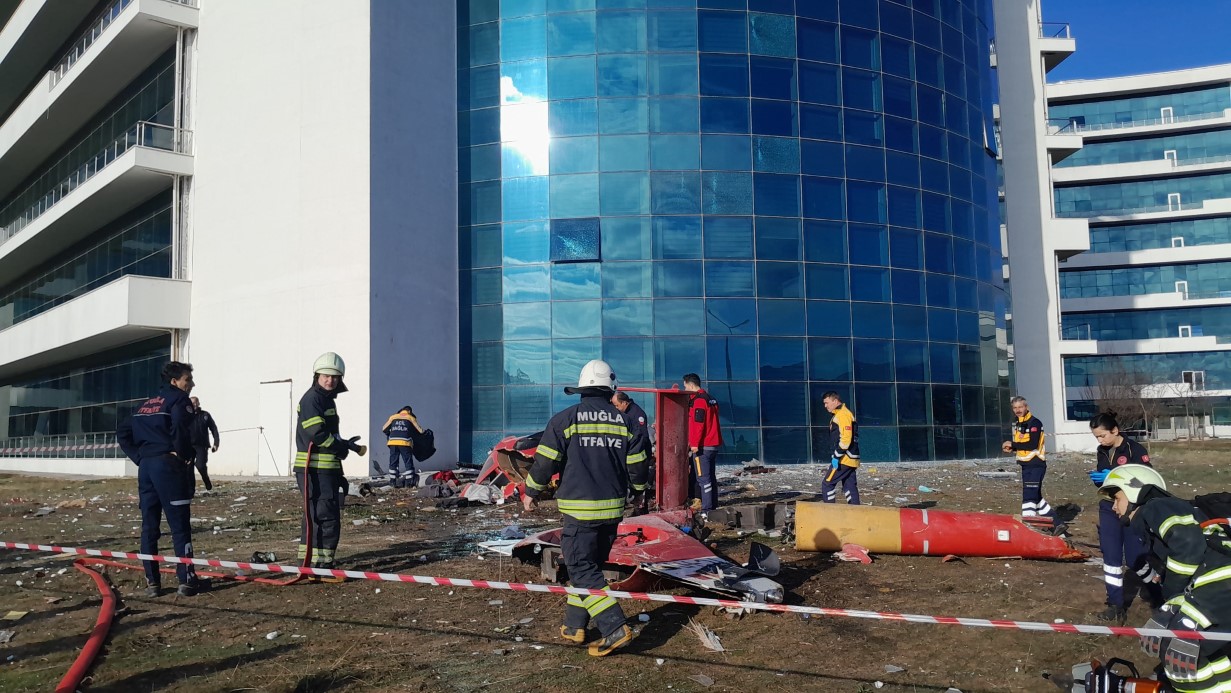 Yoğun sis nedeniyle binaya çarpan ambulans helikopter düştü: 4 ölü