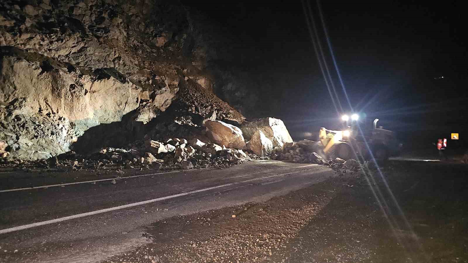 Artvin’de gece meydana gelen heyelan karayolunu ulaşıma kapattı