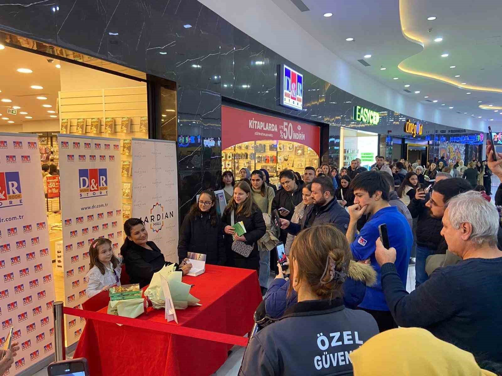 İclal Aydın, Mardian Mall’da sevenleriyle buluştu