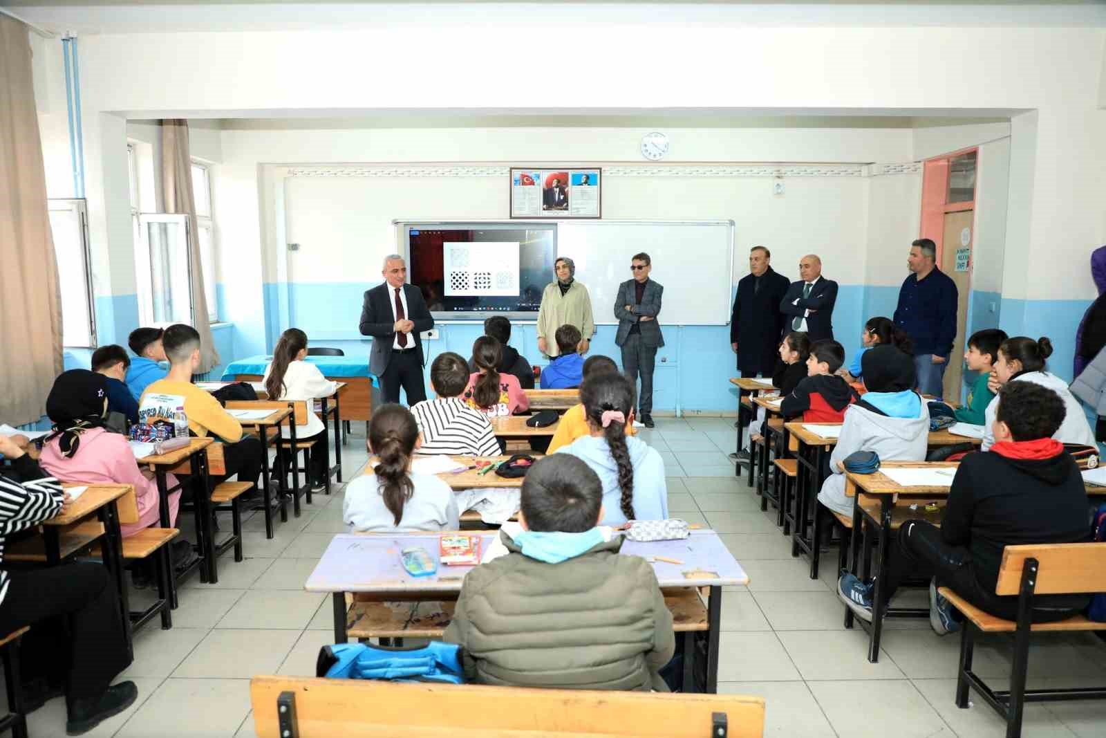 Müdür Gür ortaokul öğrencileri ile derse katıldı