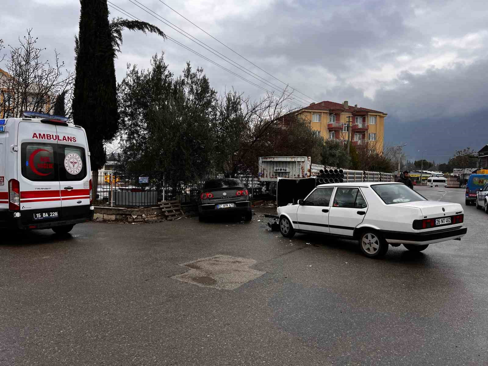 Burdur’da ehliyetsiz genç kaza yaptı: 1 yaralı