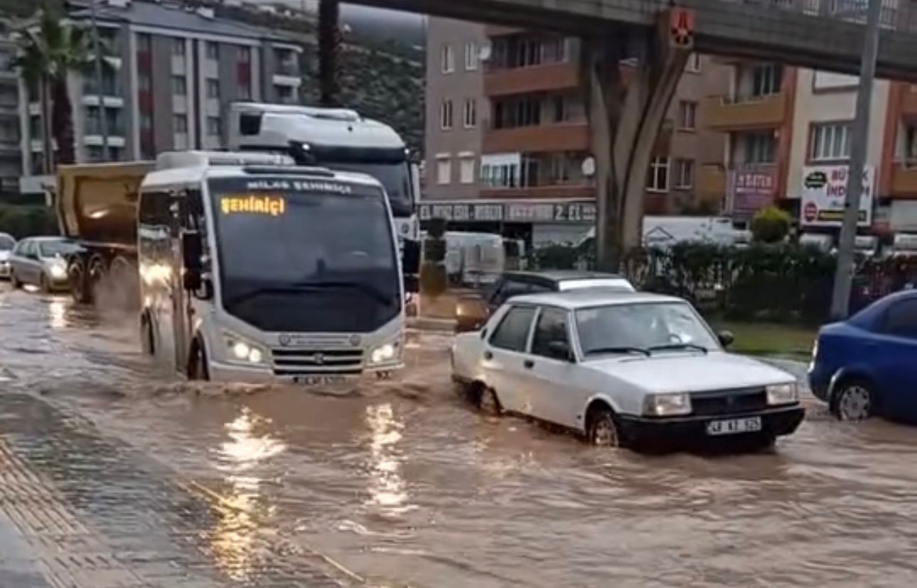 Milas’ta sağanak yağış yolları göle çevirdi