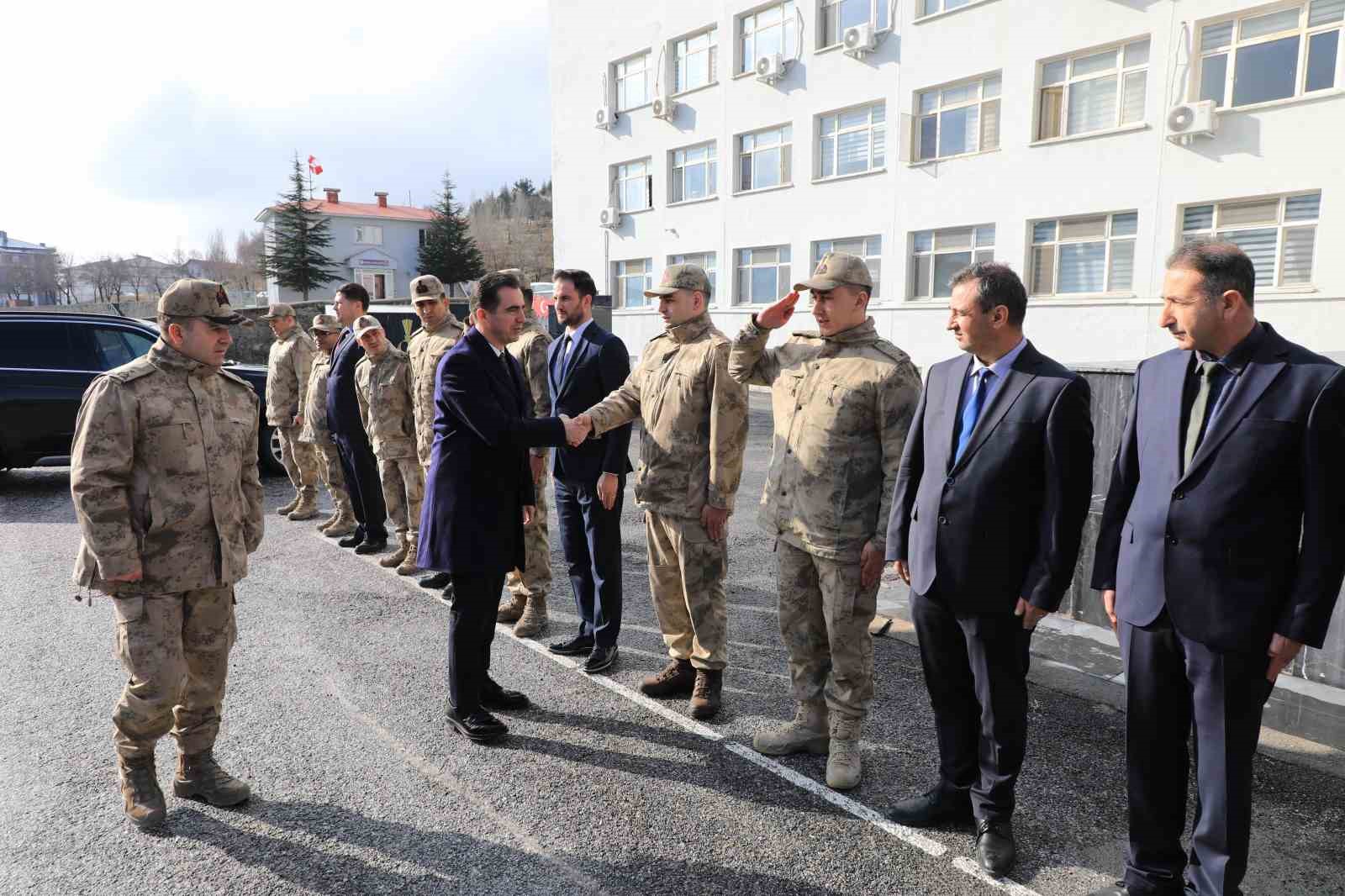 Vali Karakaya, Mehmetçik’in ailesi ile görüntülü görüştü