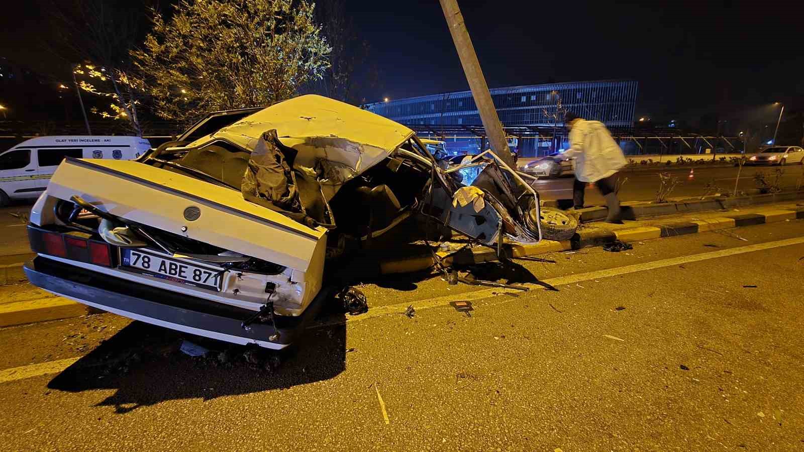 Alkollü ve ehliyetsiz sürücünün Tofaş’la yaptığı hız aydınlatma direğinde bitti