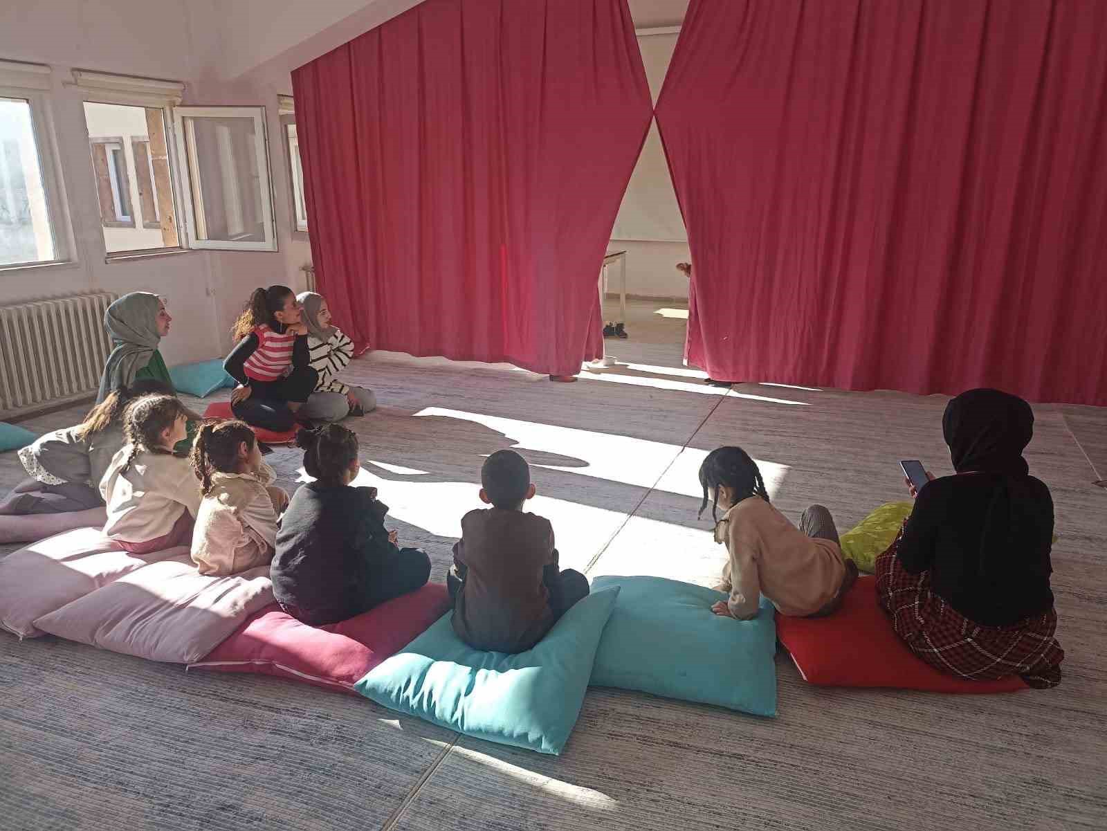 Muş’ta üniversite öğrencileri ve çocuklar drama etkinliğinde buluştu