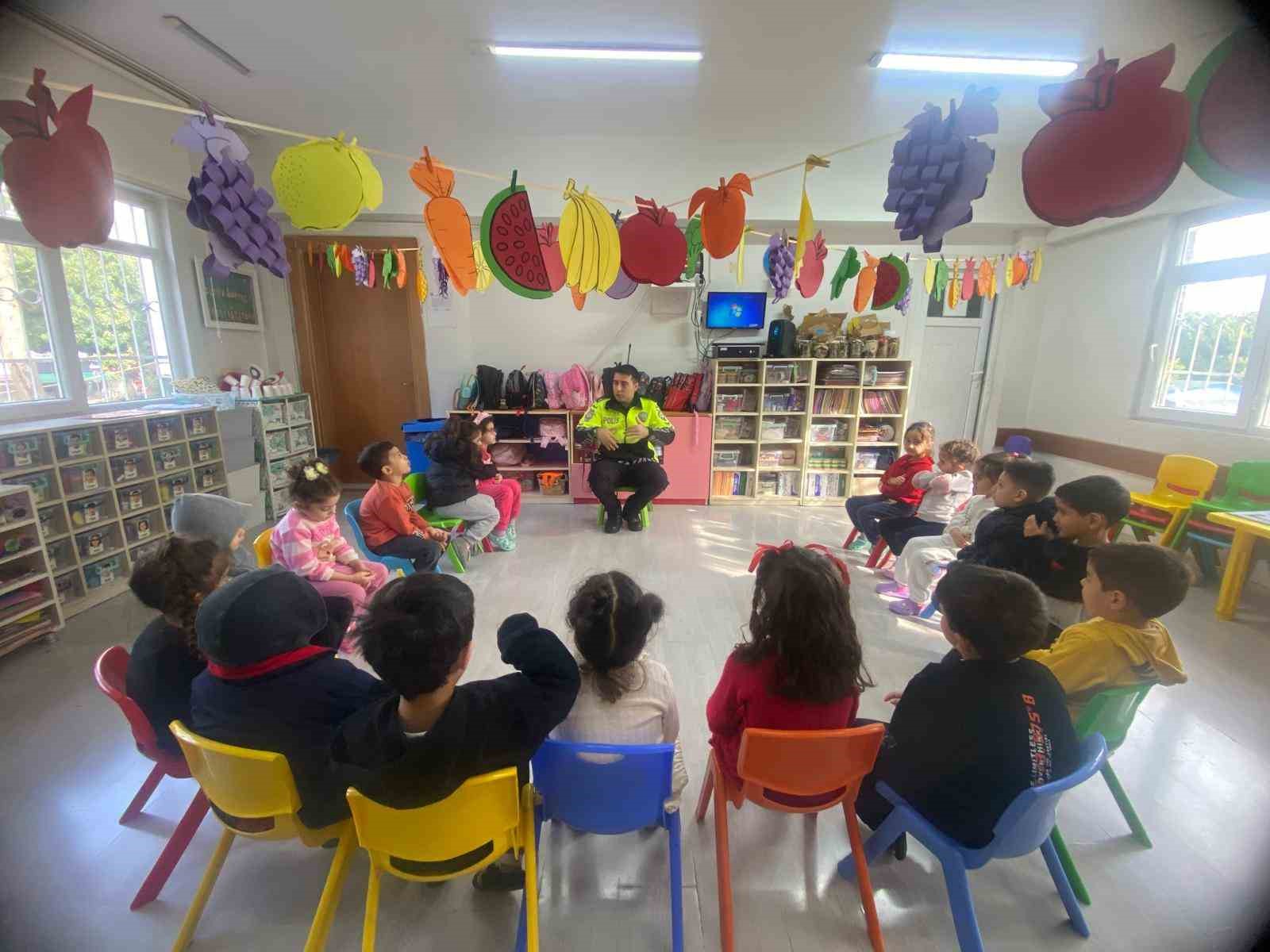 Mersin’de öğrenciler ’trafik güvenliği’ konusunda bilgilendiriliyor