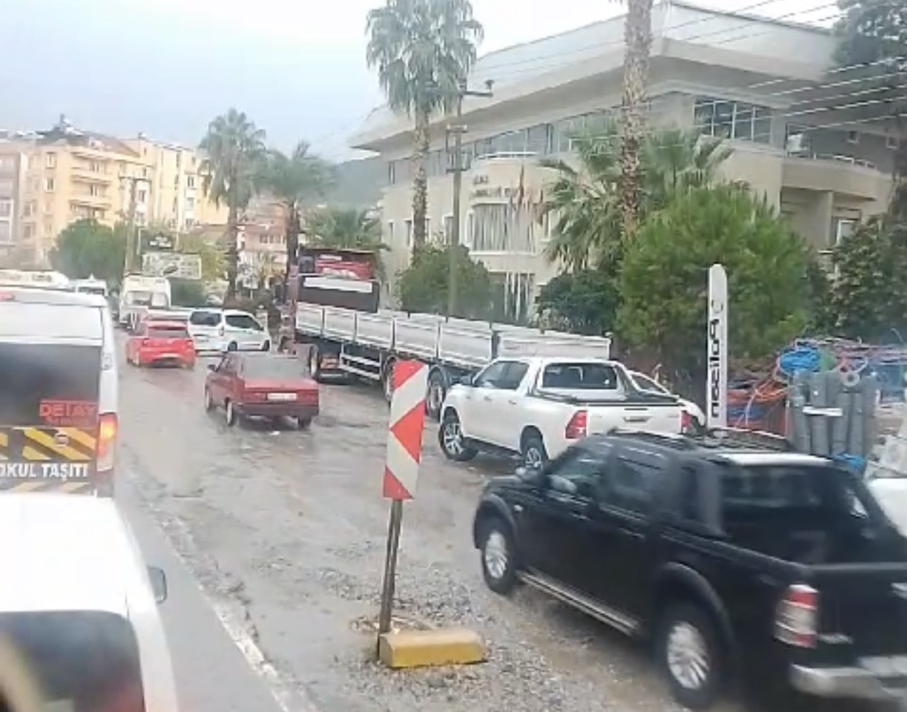 Milas’ta trafik kurallarına uymayan sürücüler kazaya davetiye çıkarıyor