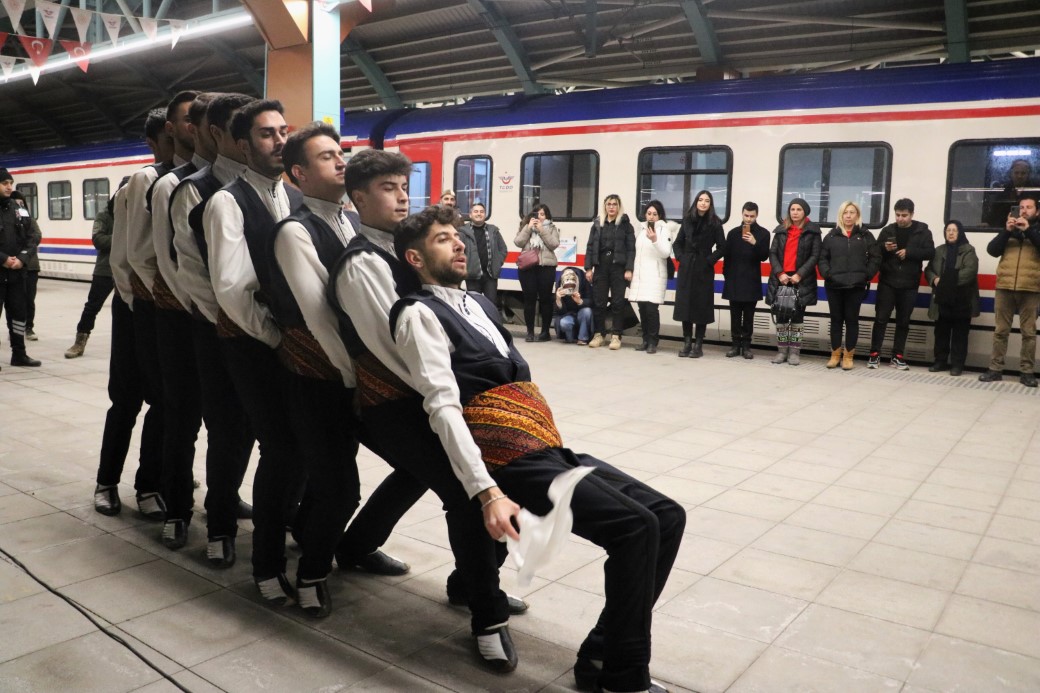 Masalsı yolculuğun treni Sivas’a vardı, yolcular halayla karşılandı