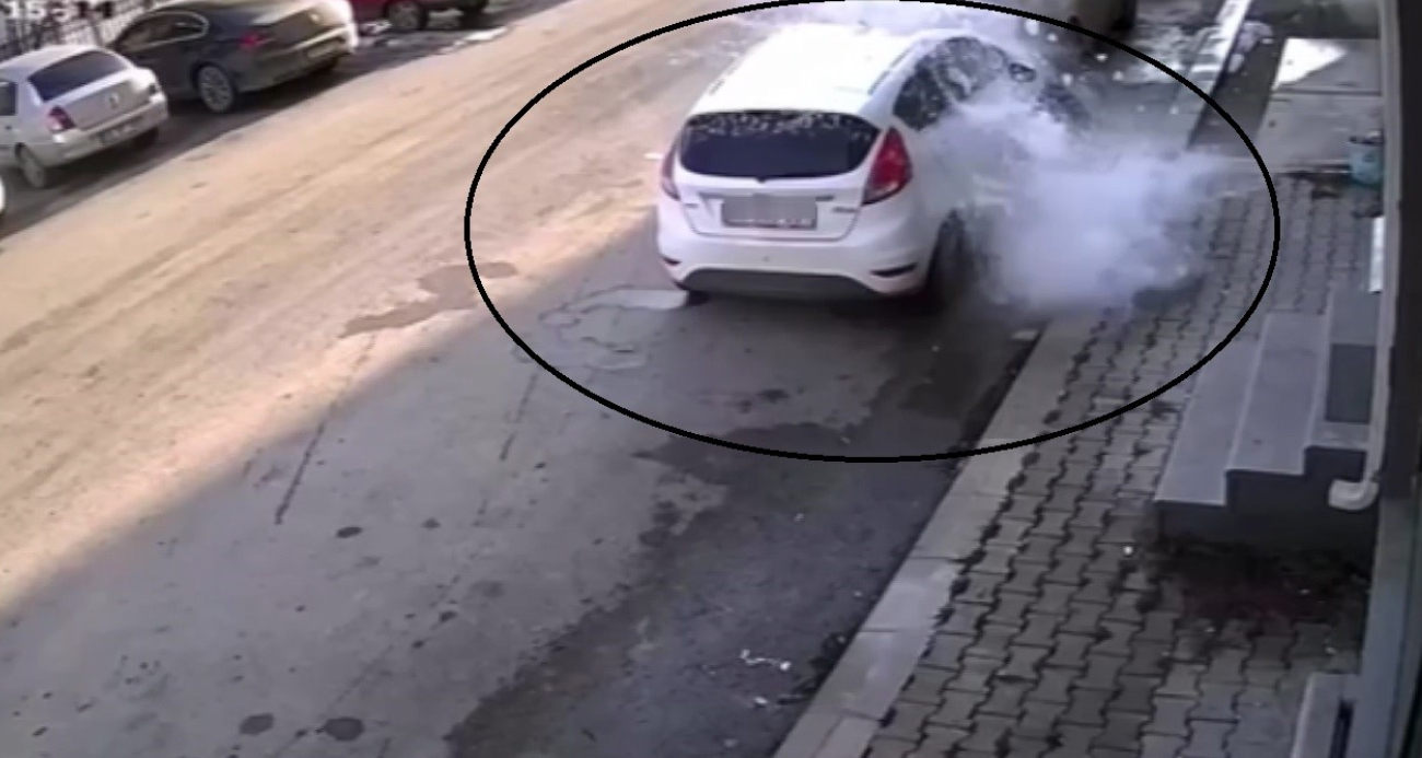 Çatıdan kopan kar kütlesi park halindeki aracın üzerine düştü