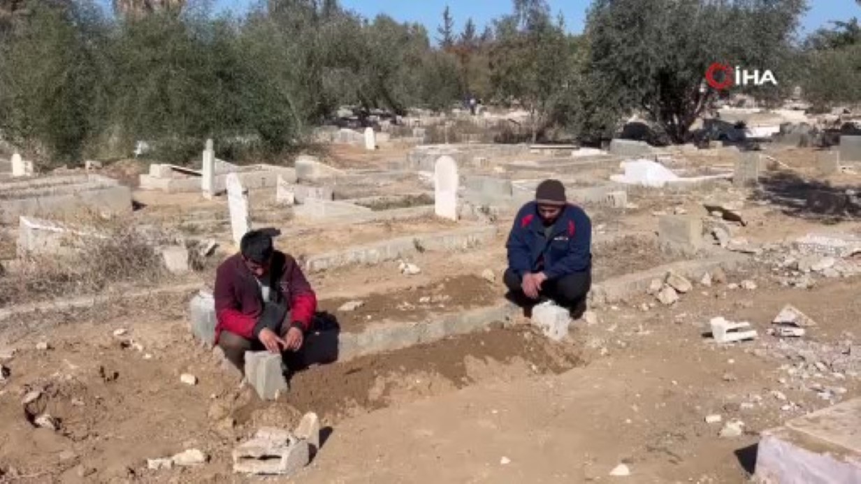 Gazzeli Rim'in dedesi Halid Nabhan'ın mezarı başında duygu dolu anlar