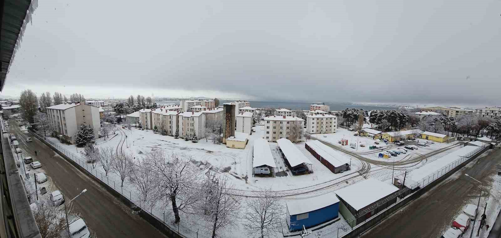 Tatvan’da kar yağışı başladı
