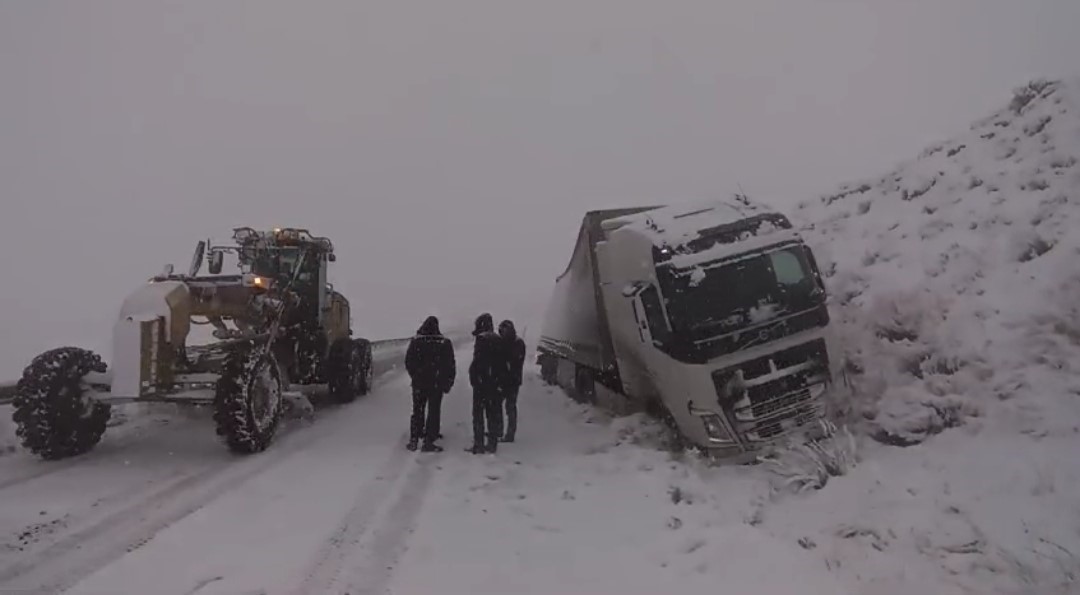 Van’da kar yağışı trafik kazalarına neden oldu, yol saatlerce ulaşıma kapandı