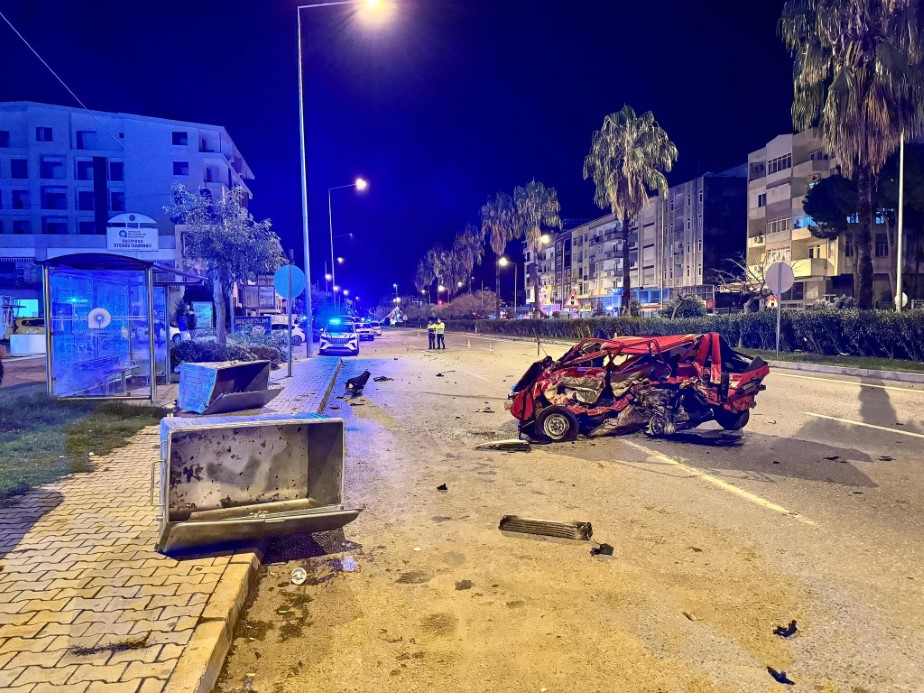 Antalya’da feci kaza: Hurdaya dönen araçtan fırlayan sürücü hayatını kaybetti