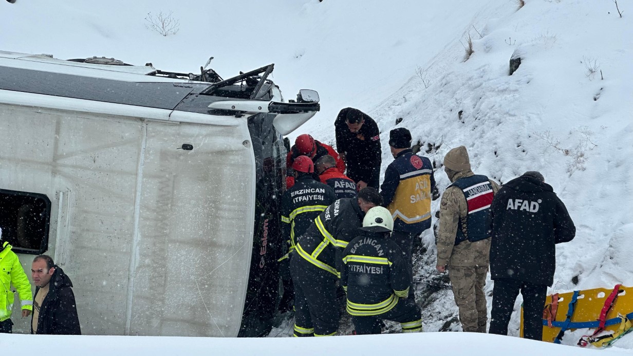 Erzincan’da otobüs şarampole uçtu: 21 yaralı