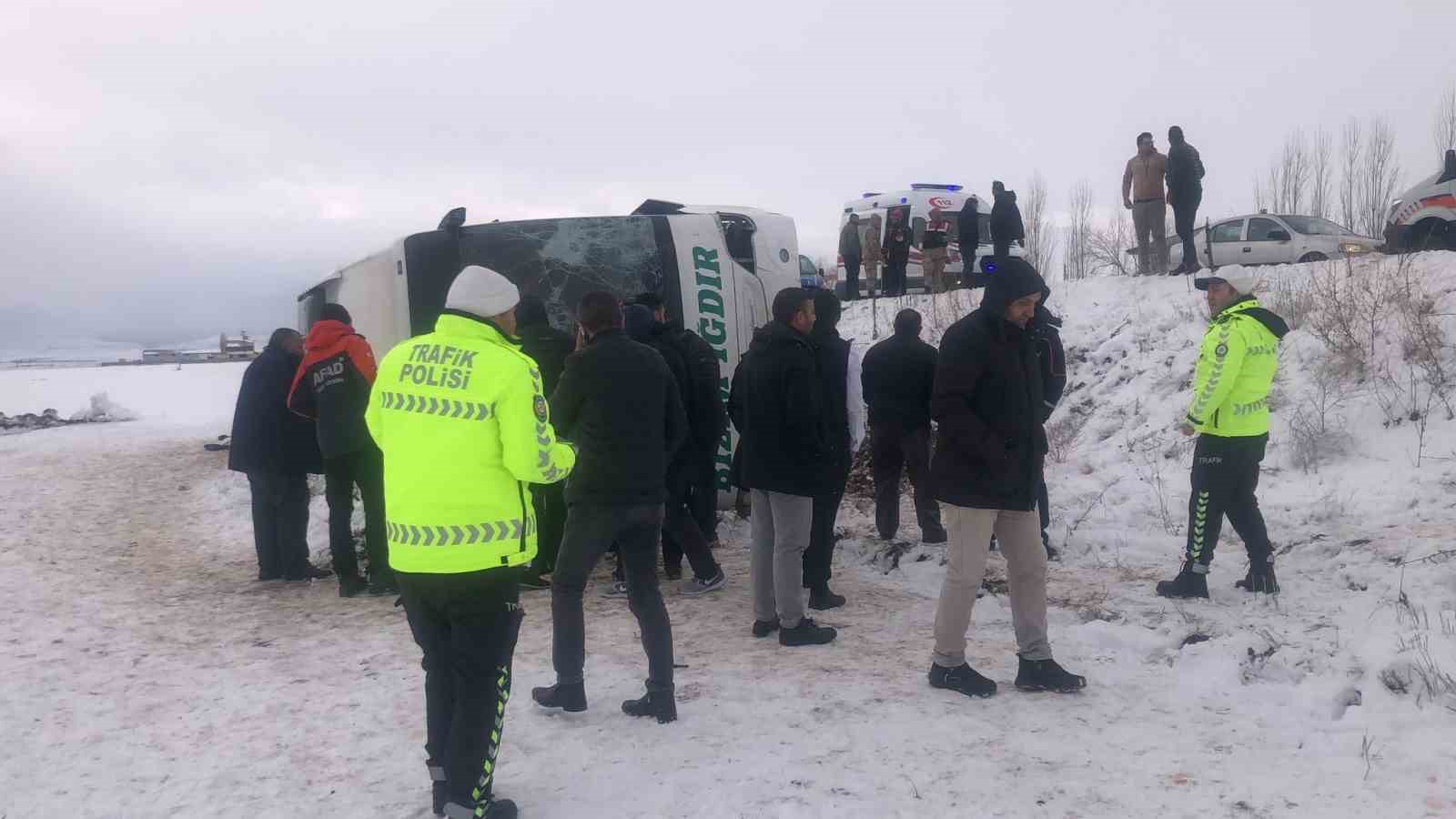 Kars’ta yolcu otobüsü devrildi: 23 yaralı