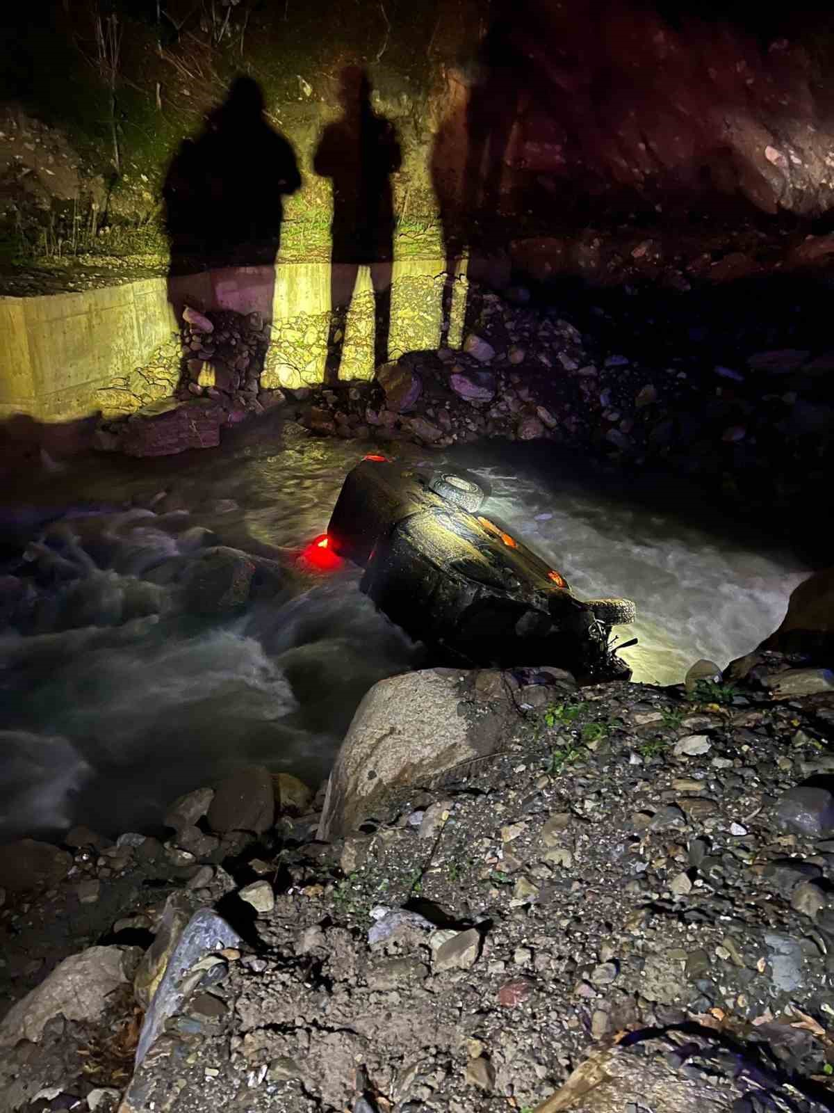 Düzce’de yayladan dönen araç dereye uçtu: 3 yaralı