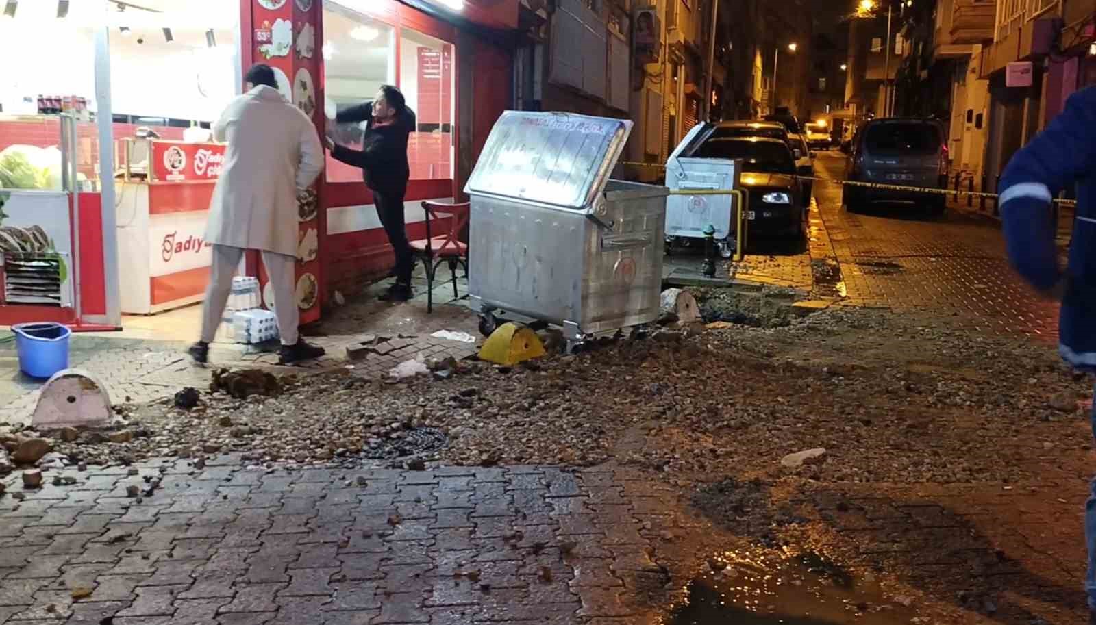 Kadıköy’de kanalizasyon borusu patladı... Fışkıran suyun metrelerce yükseldiği anlar kamerada