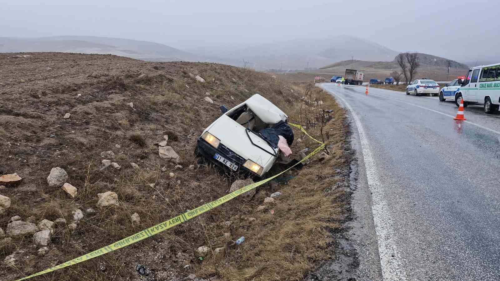 BİM’e ait kamyon ile çarpışan otomobildeki 1 kişi öldü, 1 kişi yaralandı