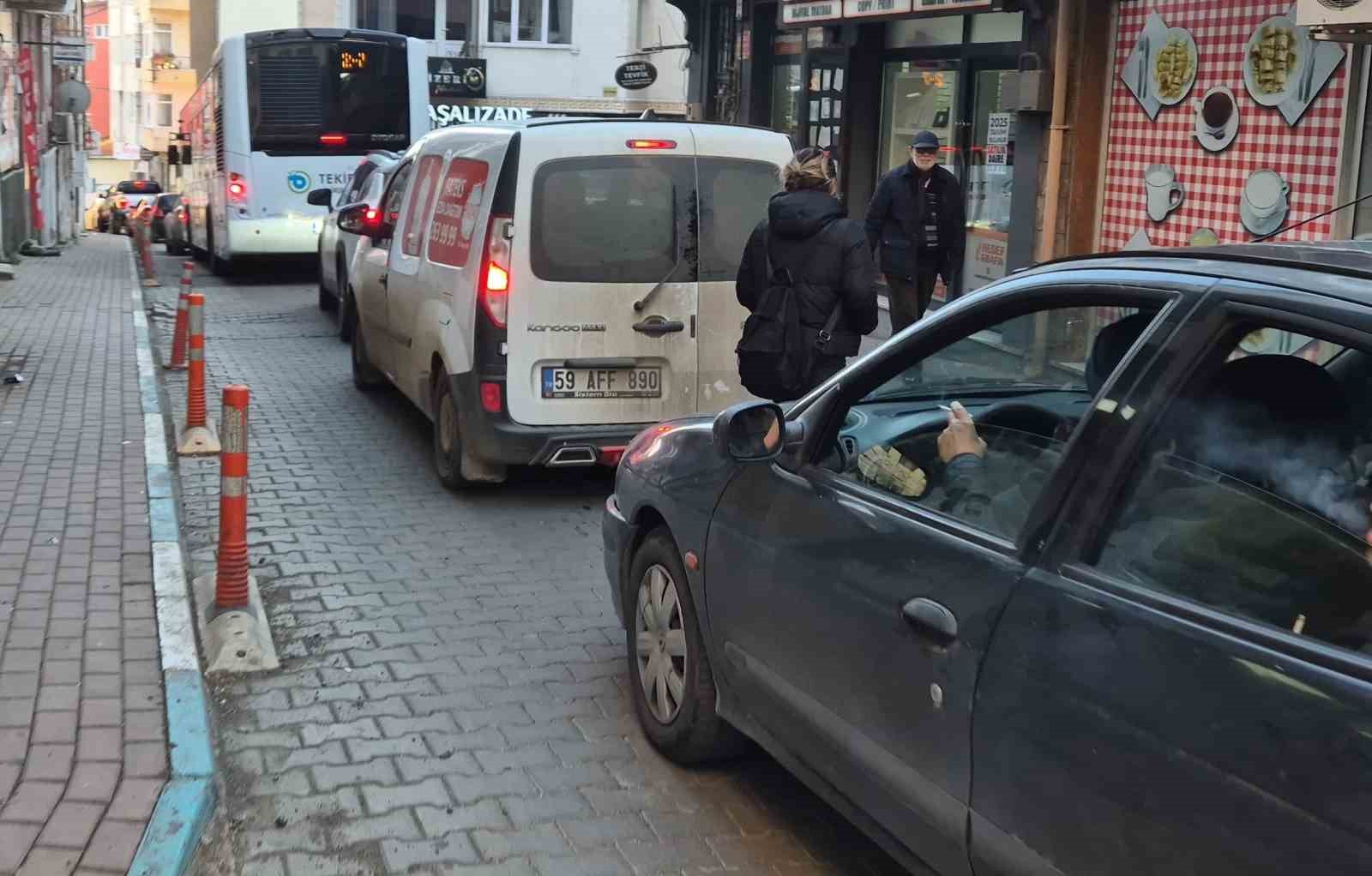 Süleymanpaşa’nın dar sokaklarında trafik çileye dönüşüyor