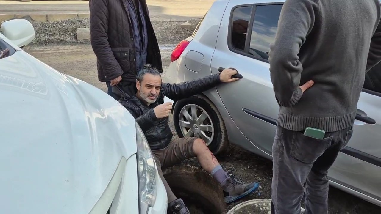 İskenderun’da kanalizasyon çukuruna düşen adamı esnaf kurtardı