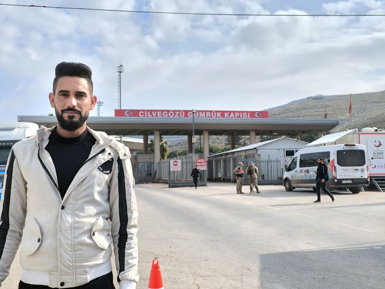 Suriyeliler 2025’e memleketlerinde girmek için yılın son günü geçişlerini sürdürüyor