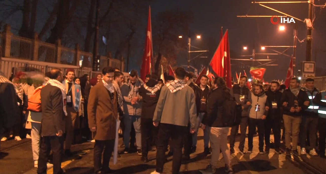 Yılın ilk gününde Gazze için binlerce kişi Galata Köprüsü’ne akın etti