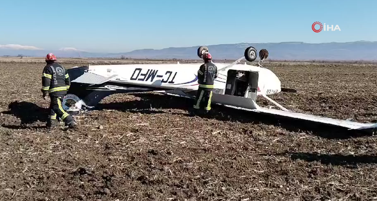 Zorunlu iniş yapan eğitim uçağı tarlaya ters olarak çakıldı