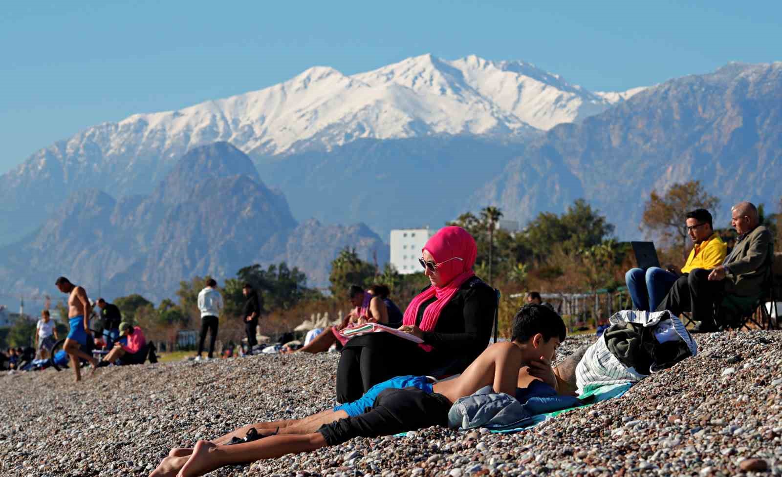 Antalya’da karla kaplı dağların gölgesinde deniz ve güneş keyfi
