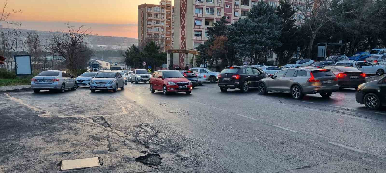 Beylikdüzü’nde yola yağ döküldü, sürücüler zor anlar yaşadı