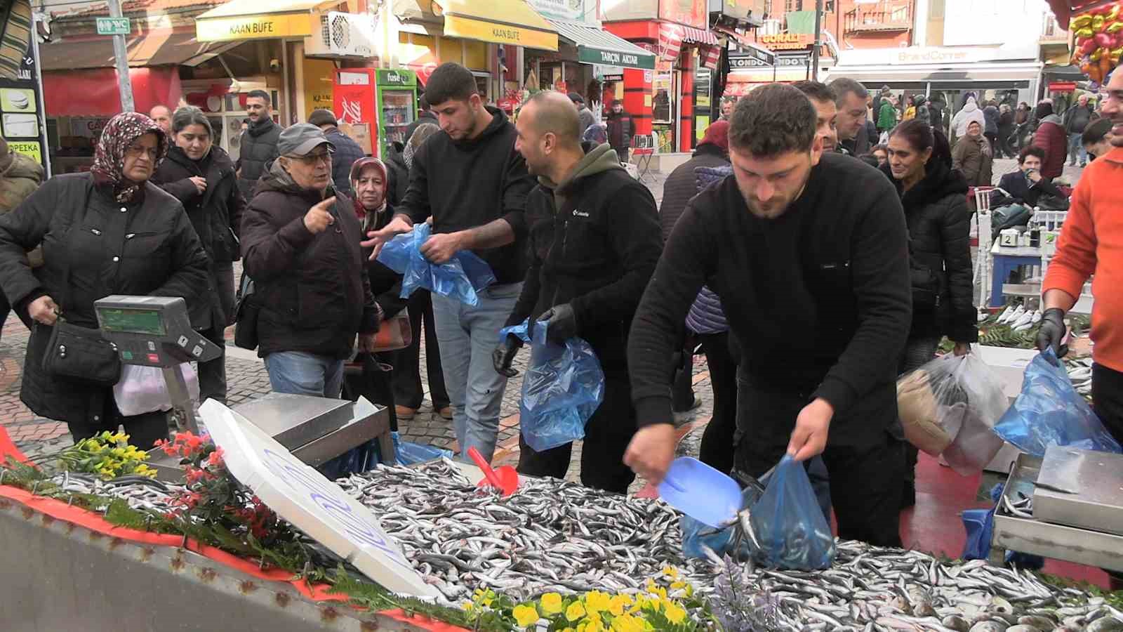 Edirne’de hamsi bolluğu: Kilosu 100 liraya düştü