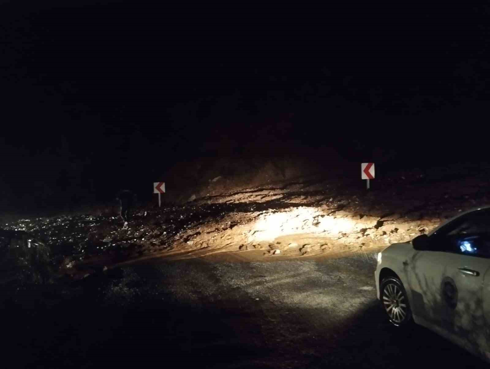 Marmaris’te sağanak etkili oldu, toprak kayması sonucu yollar kapandı
