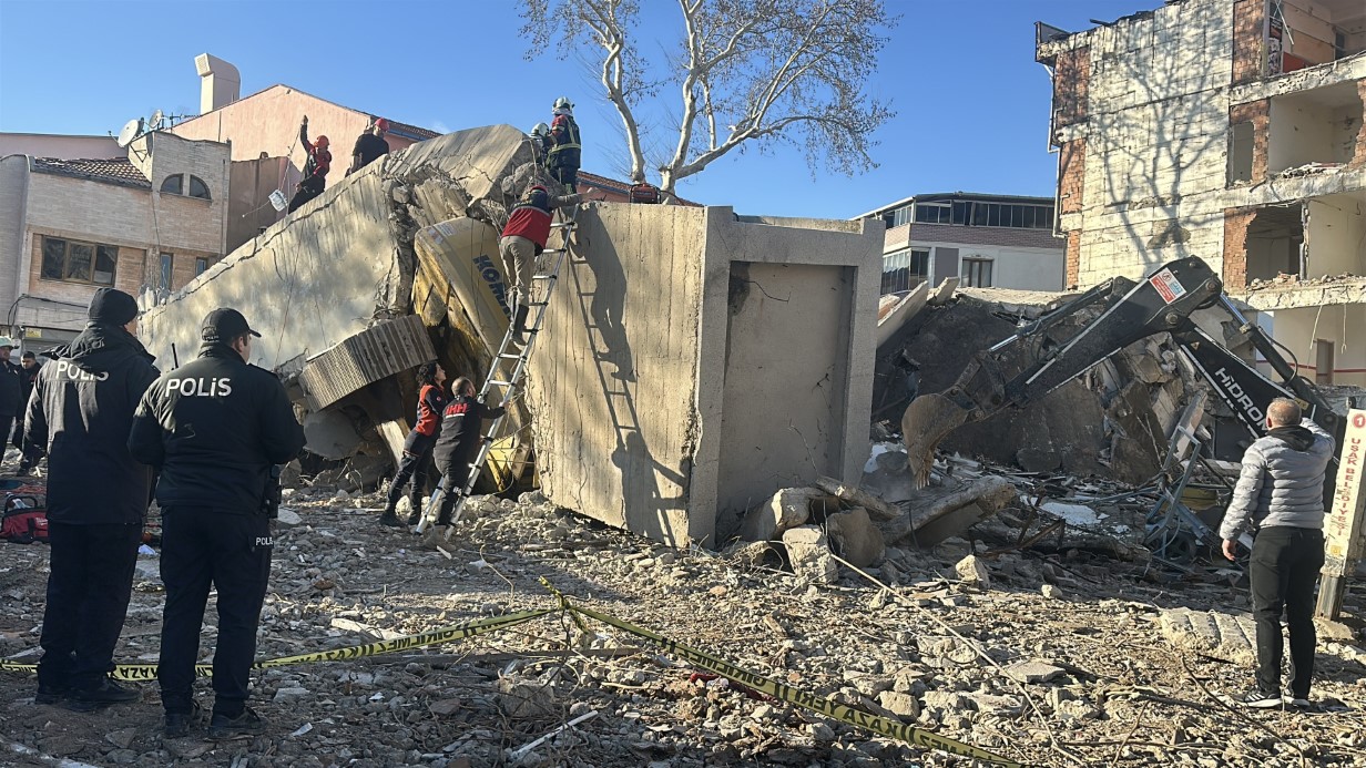 Uşak’ta yıkım esnasında iş makinesi operatörü enkaz altında kaldı