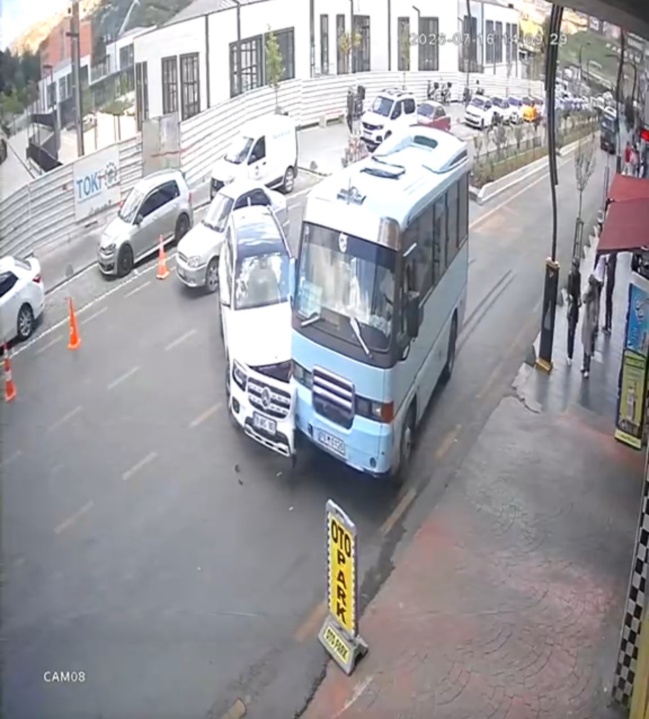 cip-ile-yolcu-minibusunun-carpistigi-anlar-kamerada