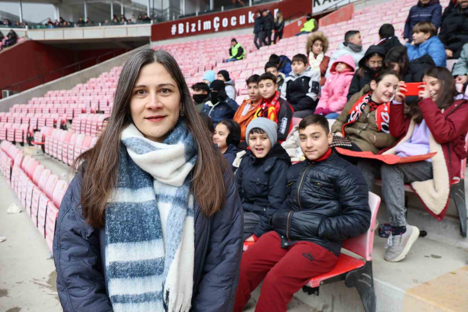 Hazırladığı proje sayesinde yüzlerce çocuğu Eskişehirspor tribünleriyle tanıştırdı